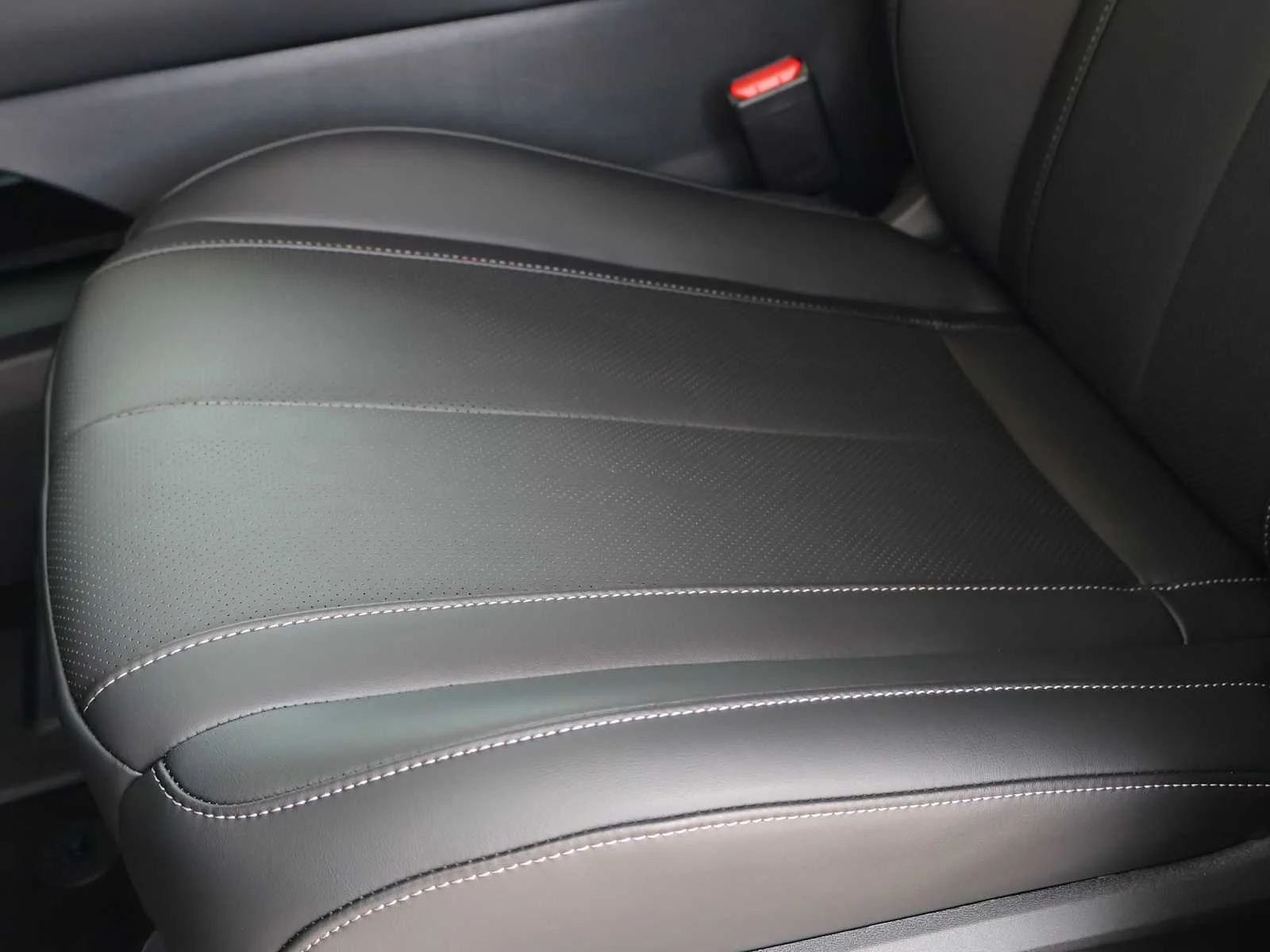 New 2027 MINERAL BLACK INFINITI Luxe FWD image 22
