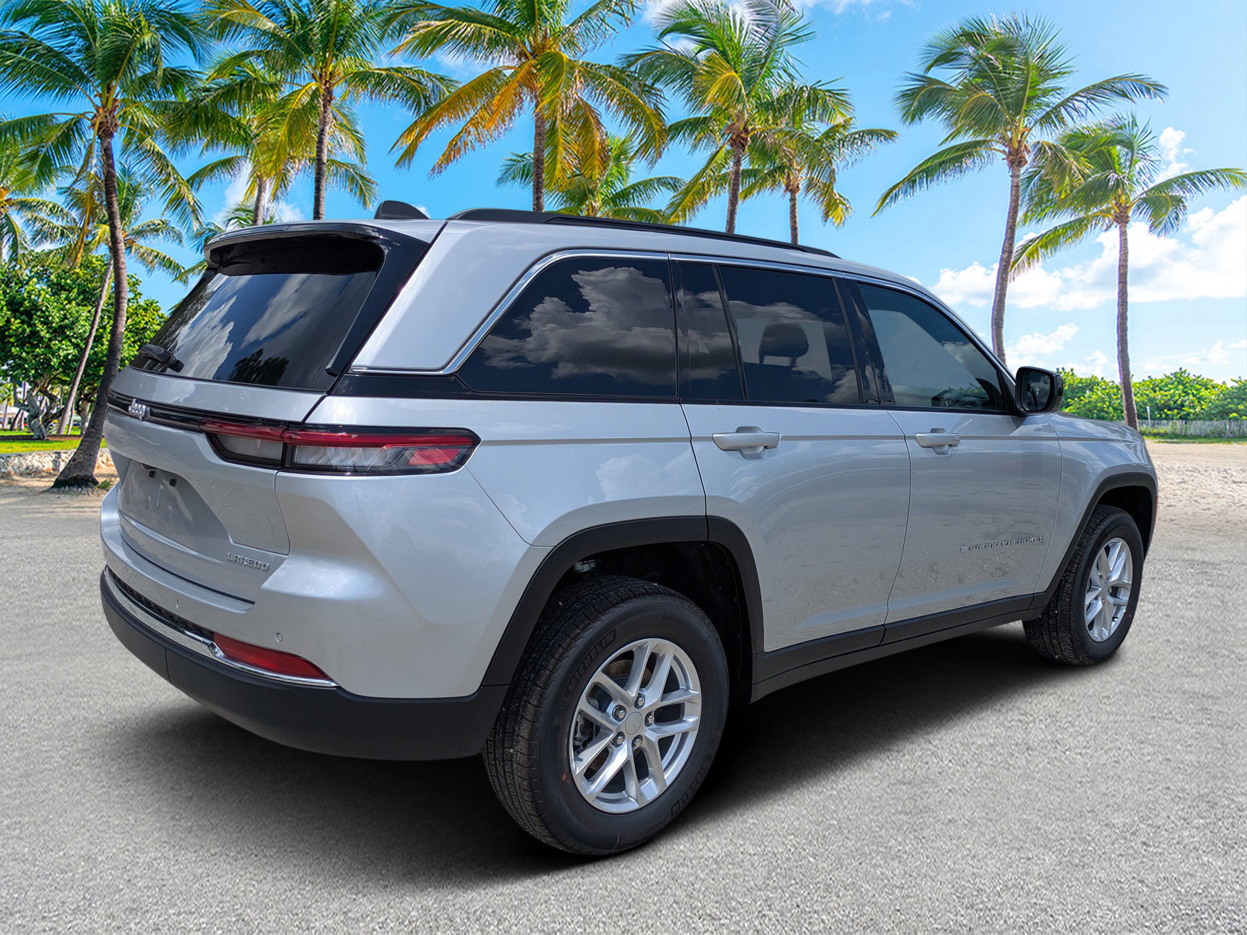 New 2026 Silver Zynith Exterior Paint Jeep Laredo X image 3
