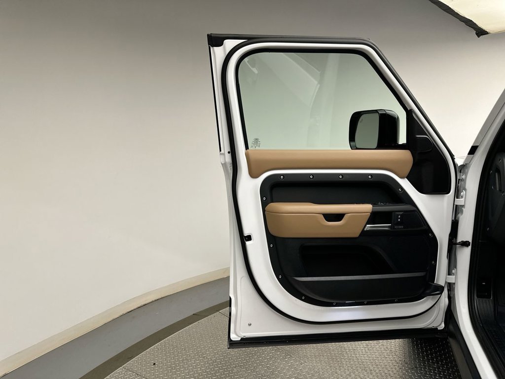 New 2026 Fuji White Land Rover X-Dynamic SE image 9