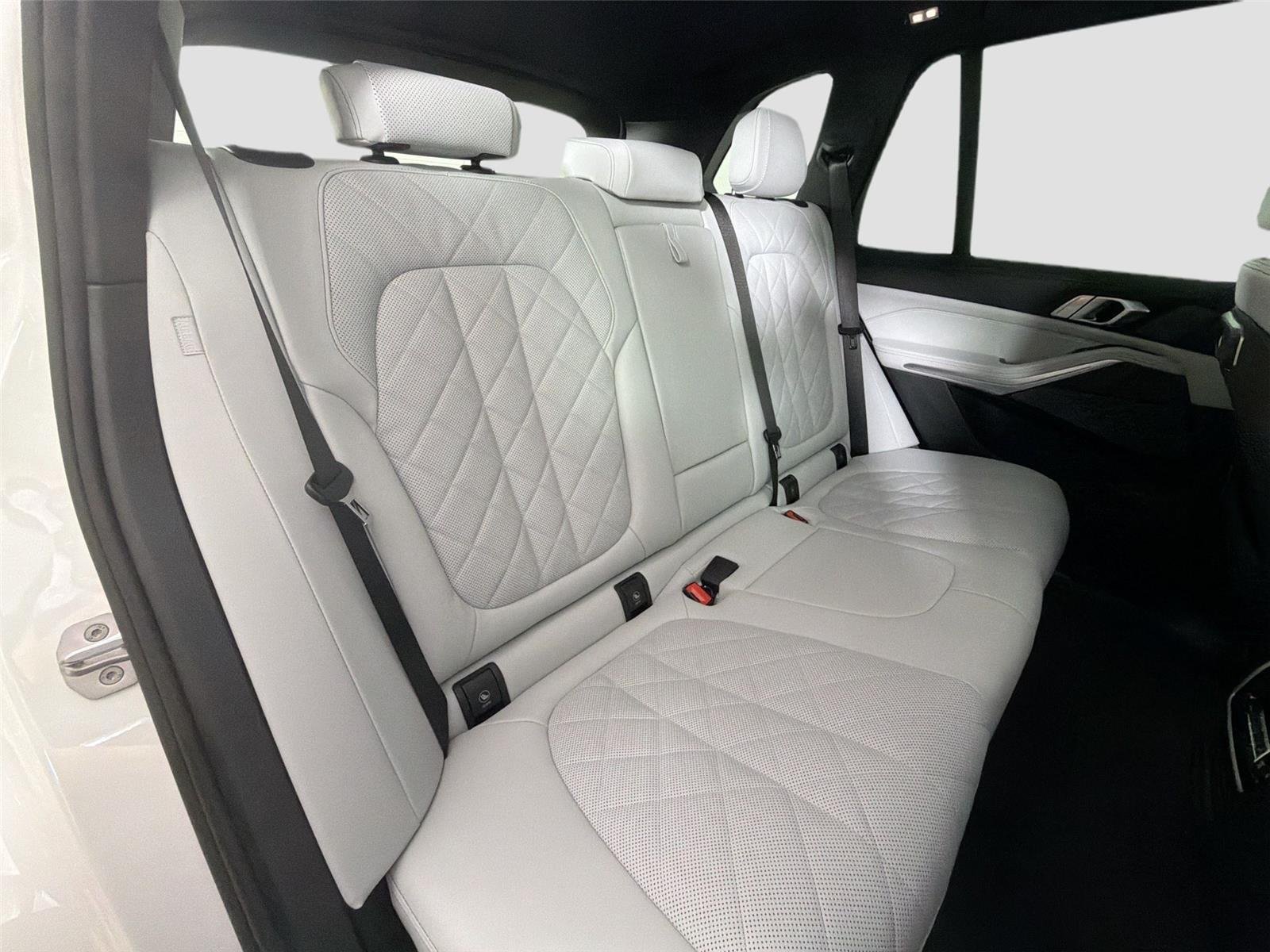 New 2026 Alpine White BMW xDrive40i image 26