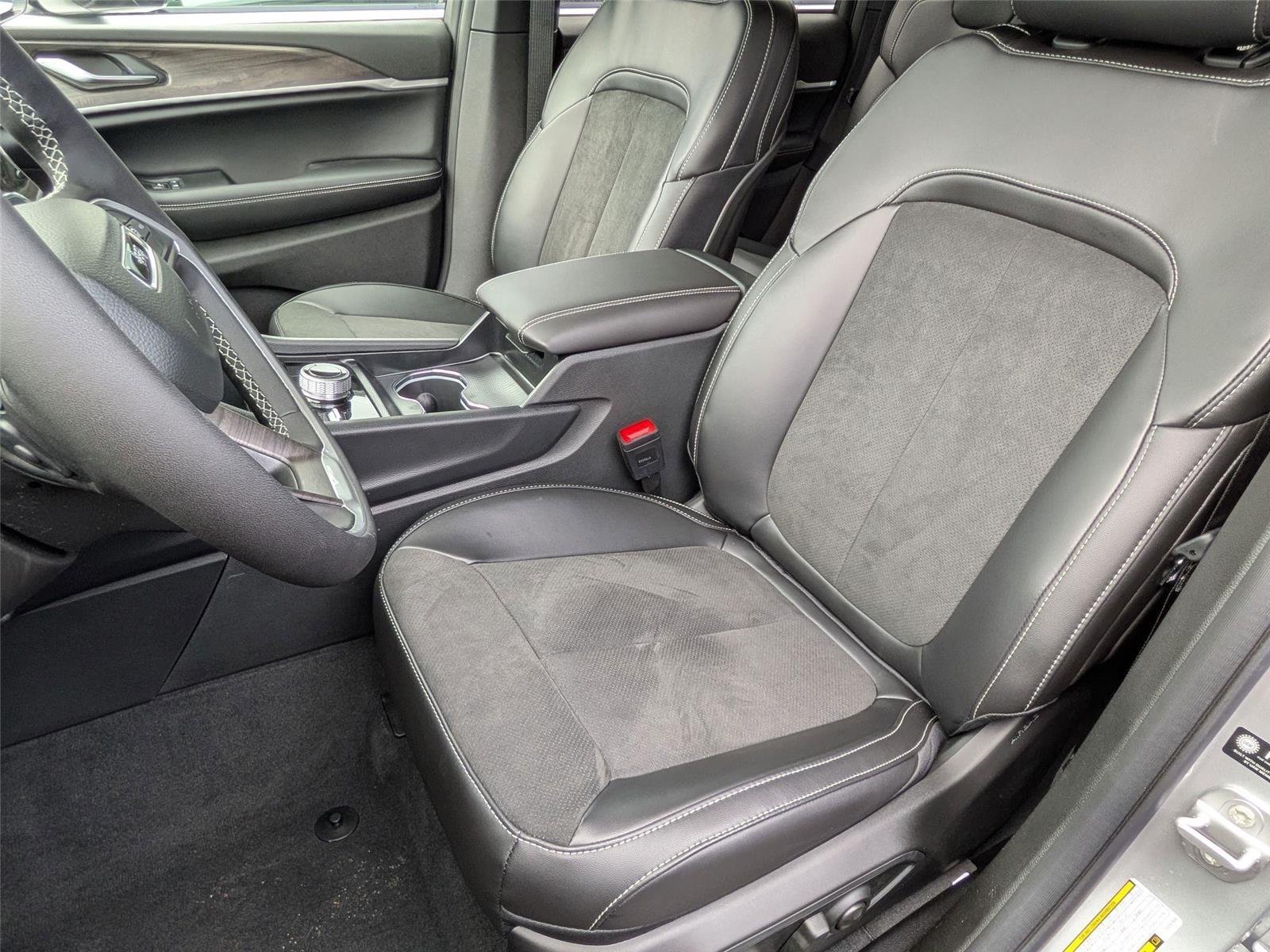 New 2026 Silver Zynith Exterior Paint Jeep Laredo Altitude image 27