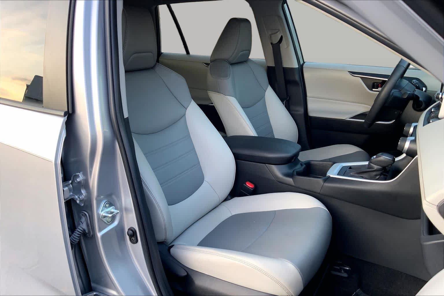 Used 2024 Silver Sky Metallic Toyota XLE Premium image 9