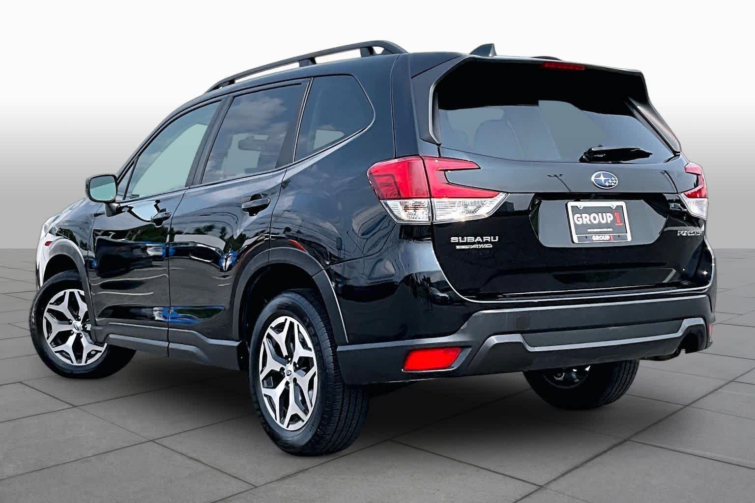 Used 2023 Crystal Black Silica Subaru Premium image 12