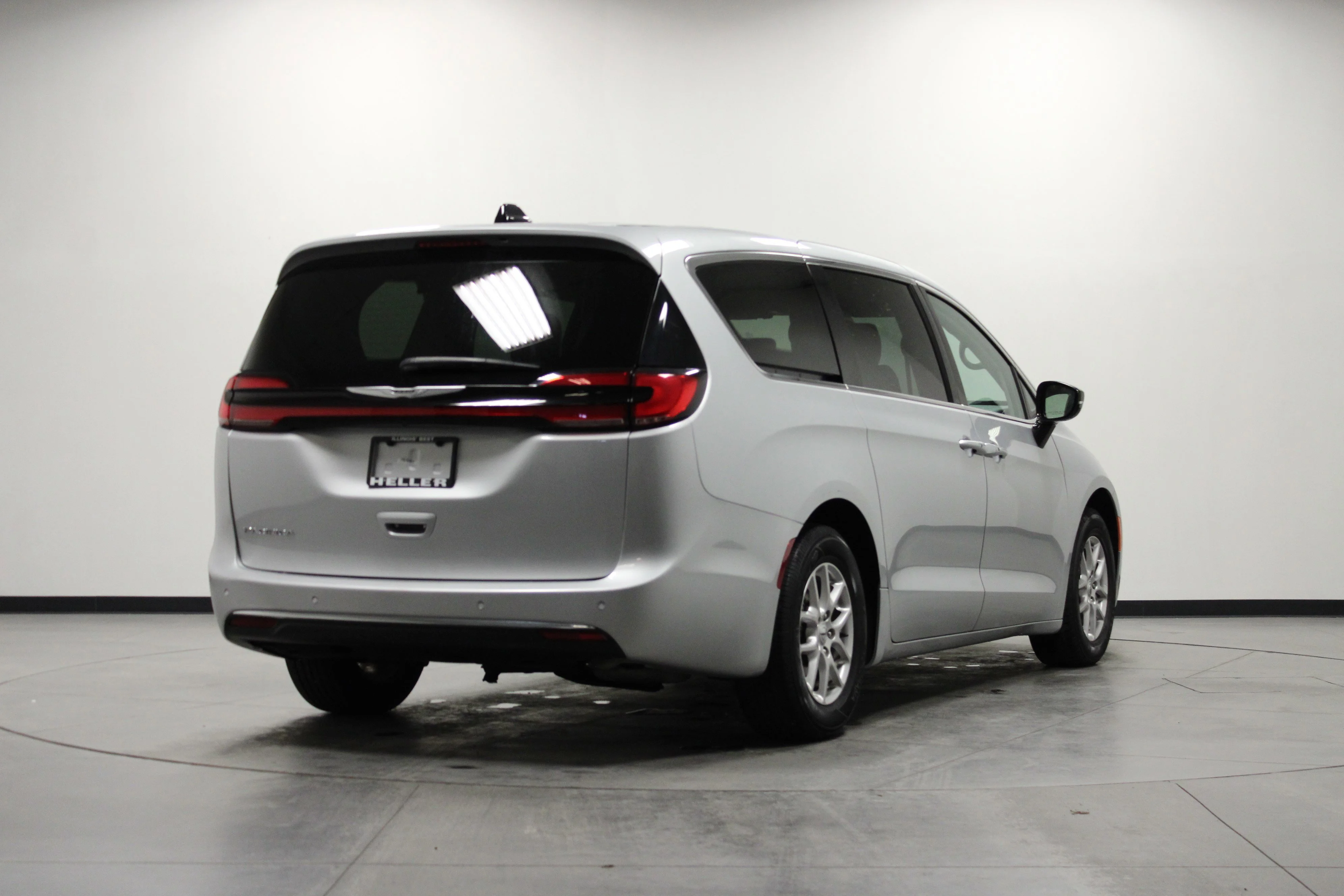 Used 2024 Silver Mist Clearcoat Chrysler Touring L image 4