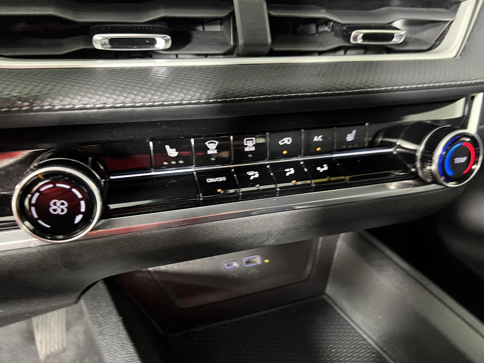 Used 2025 Mosaic Black Metallic Chevrolet AWD LT image 19