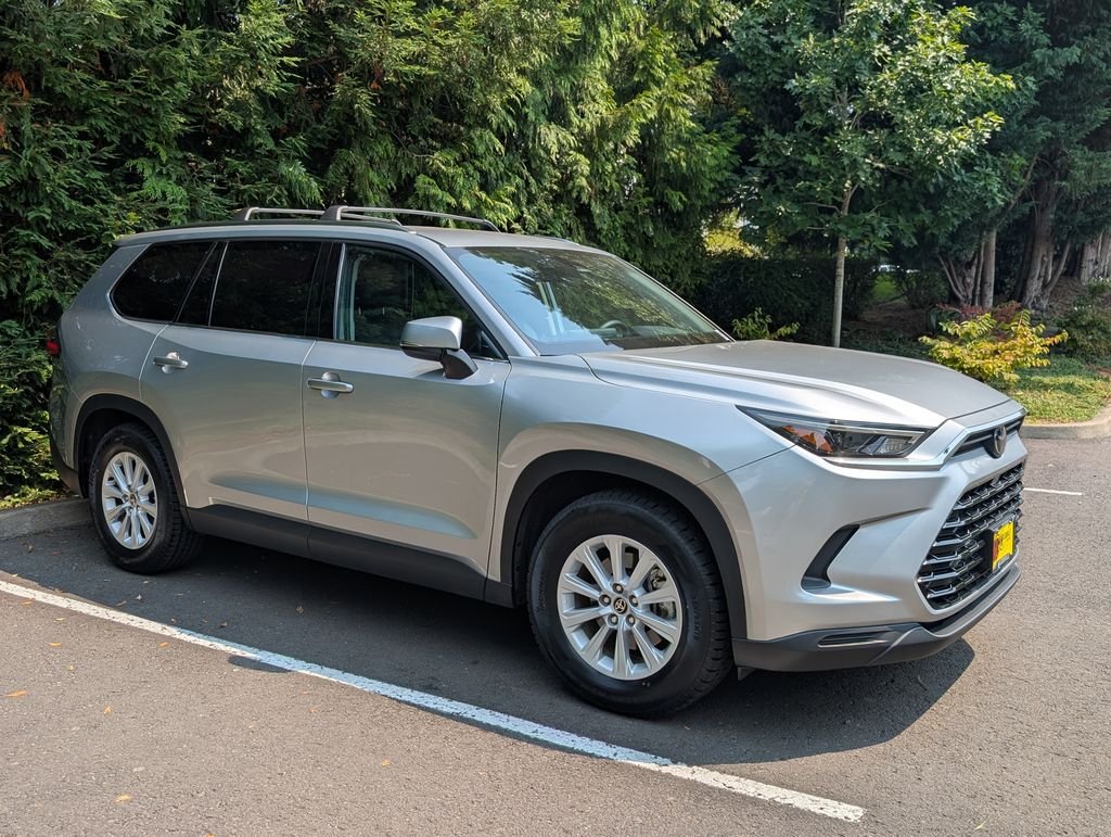Used 2024 Silver Toyota XLE image 7