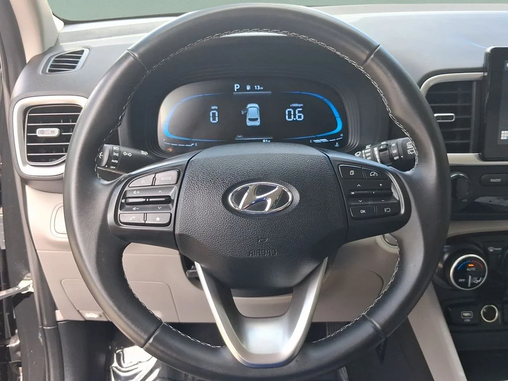 Used 2025 Onyx Black Hyundai SEL image 9