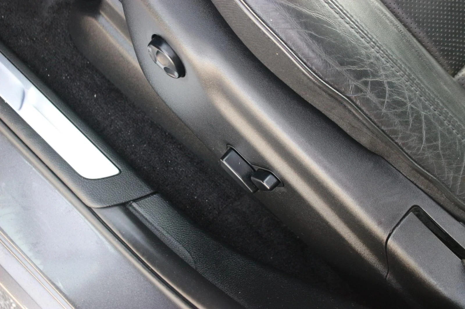 Used 2018 Grey Jeep Overland image 17