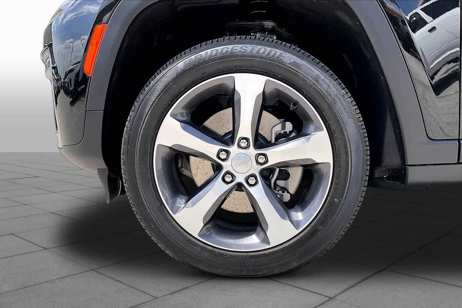 New 2026 Diamond Black Crystal Pearl-Coat Exterior Paint Jeep Limited image 8