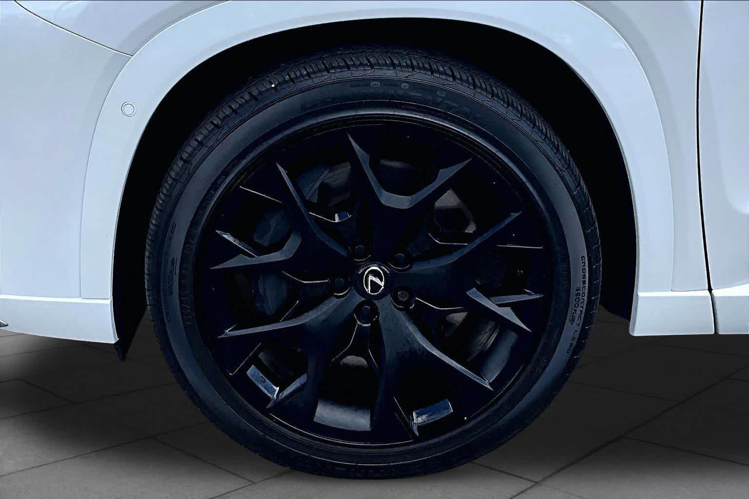 Certified Used 2025 WIND CHILL PEARL Lexus F SPORT Handling image 11