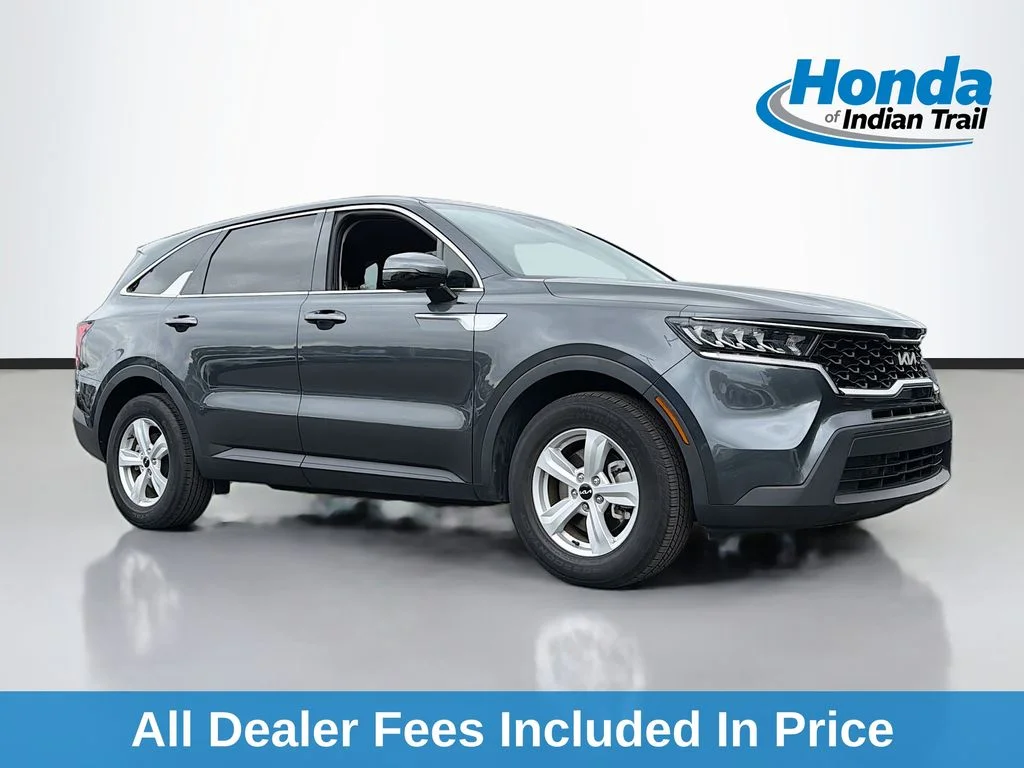 2023 Kia Sorento LX AT's photo