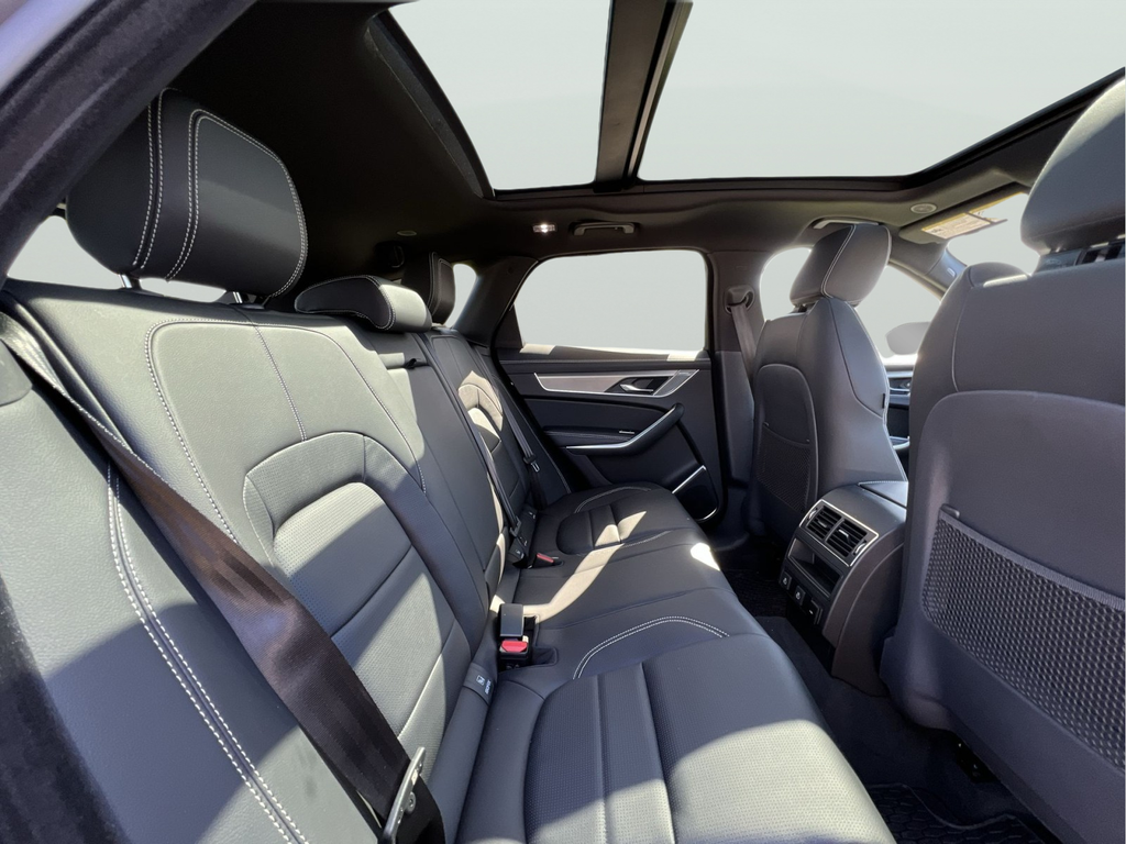 Used 2025  Jaguar P400 R-Dynamic S image 19