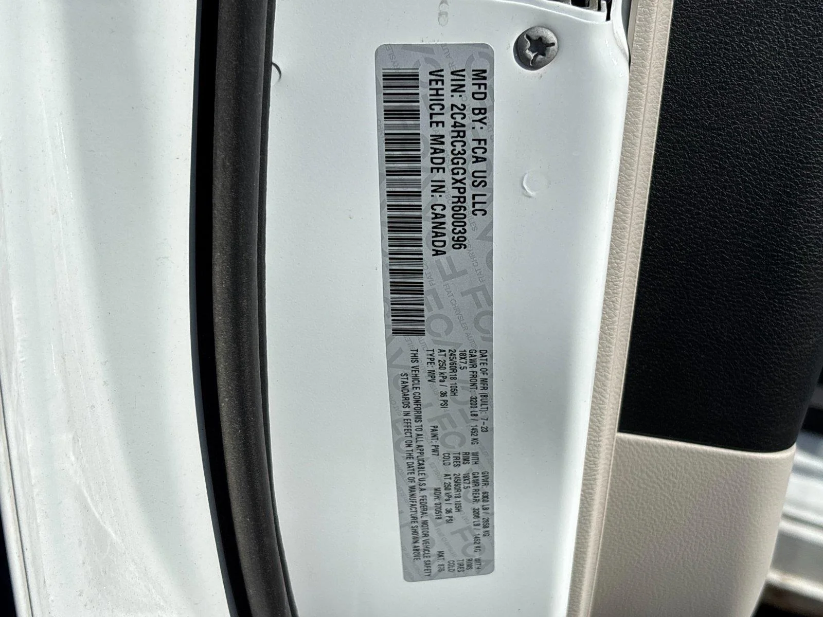Used 2023  Chrysler Limited image 11