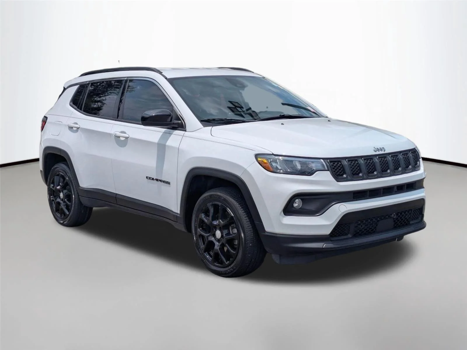Used 2023 Bright White Clearcoat Jeep Latitude Lux image 3