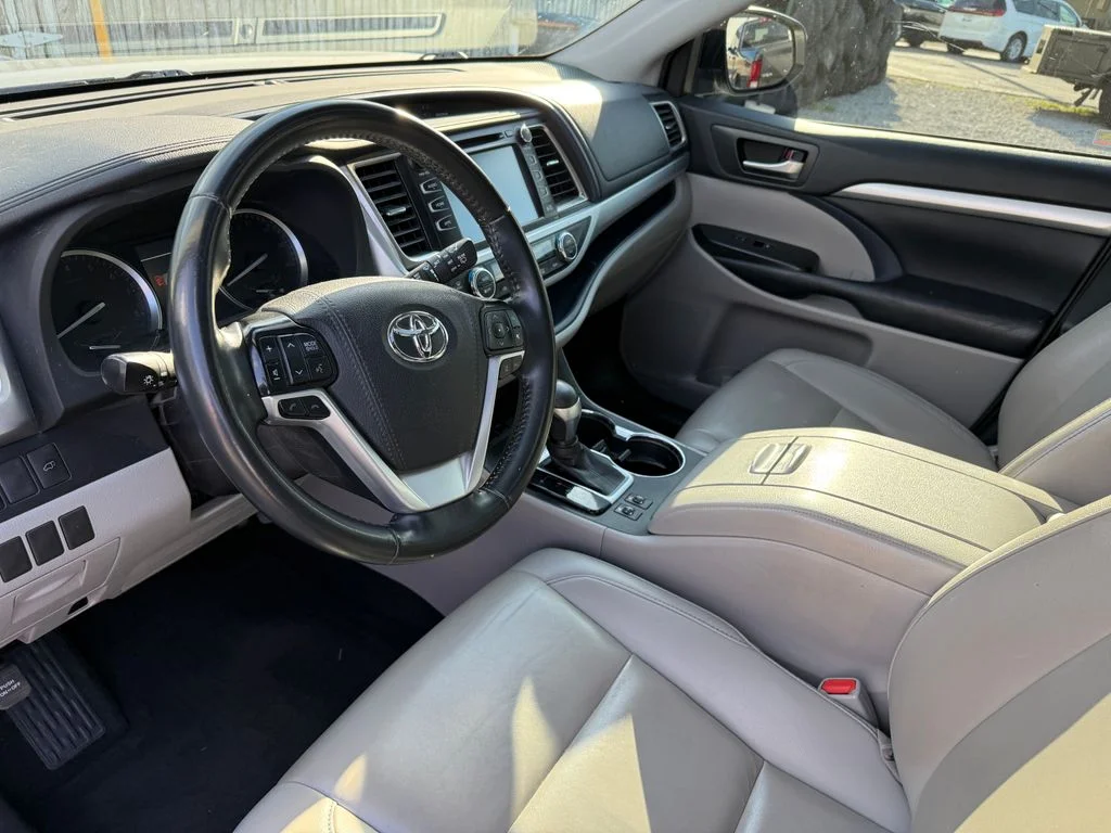 Used 2019 Silver Toyota XLE image 20