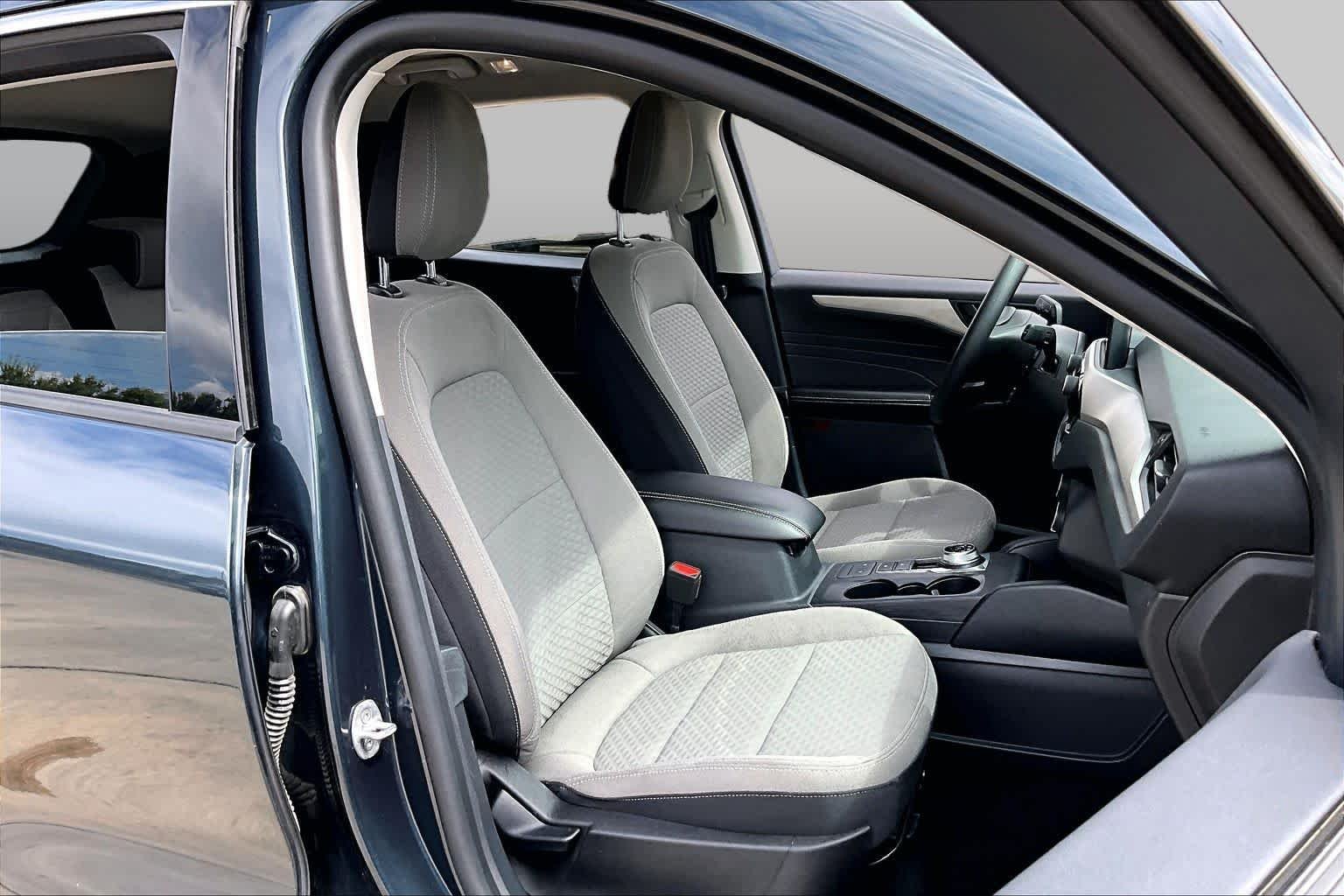 Used 2022 Stone Blue Metallic Ford SE image 9