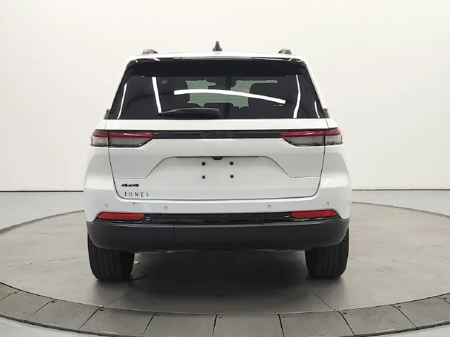 Used 2024 White Jeep Altitude image 7