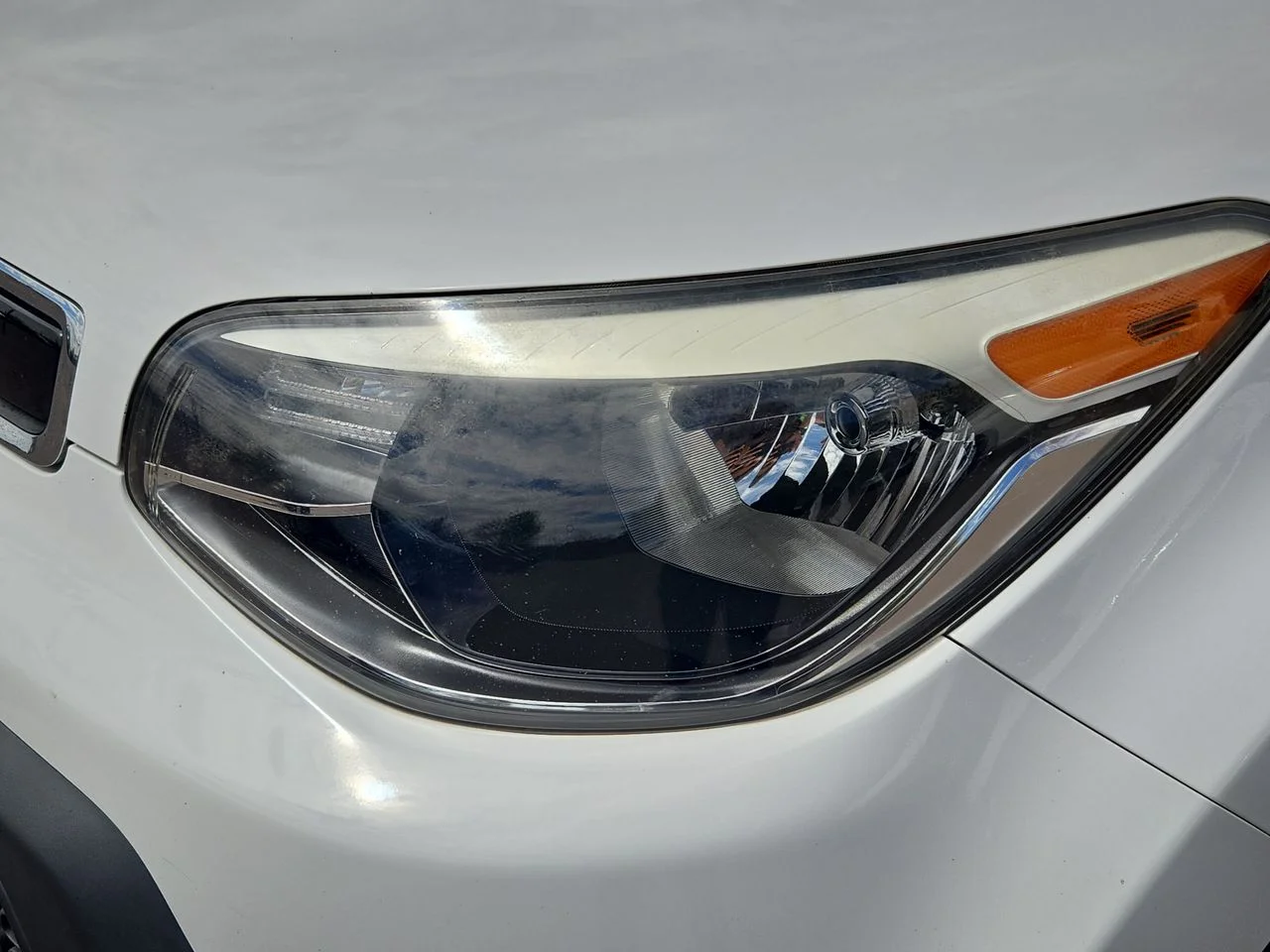 Used 2015 Clear White Kia Plus image 22