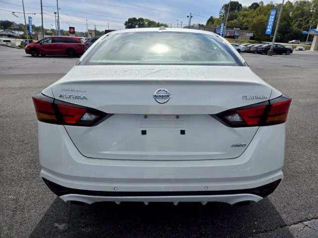 Used 2022 White Nissan 2.5 Platinum image 7