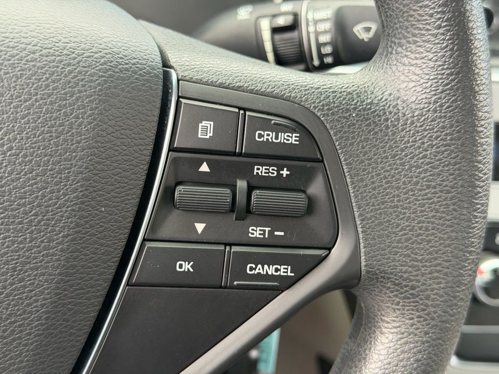 Used 2015 White Hyundai SE image 21