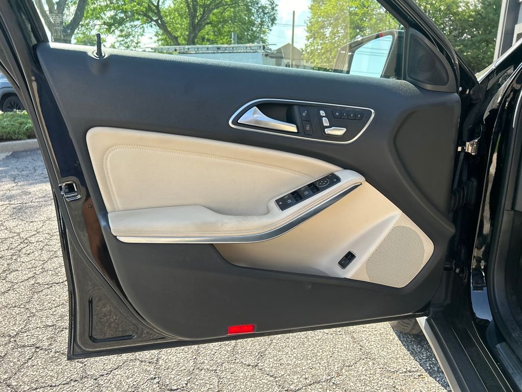 Used 2018 Black Mercedes-Benz GLA 250 image 9