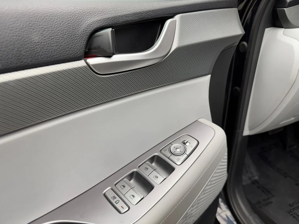 Certified Used 2025 Moonlight Hyundai SEL image 10