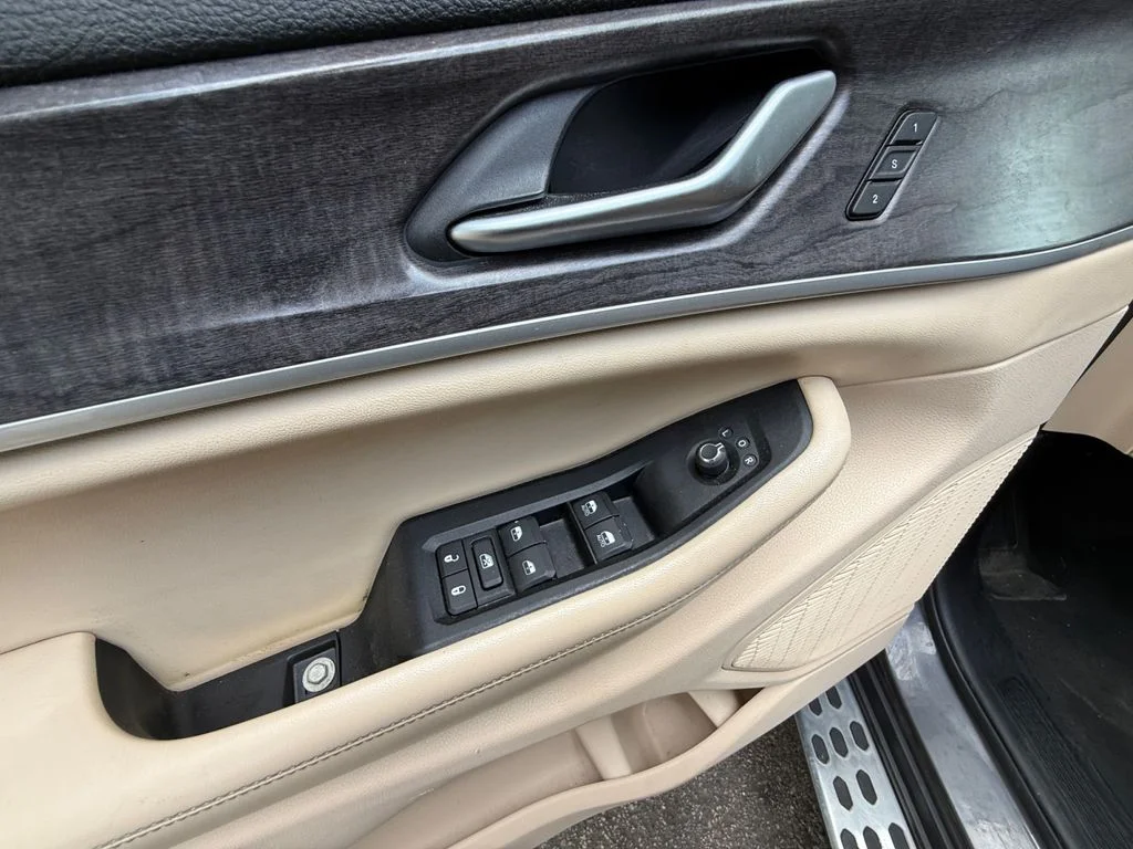 Used 2023 Gray Jeep Limited image 11
