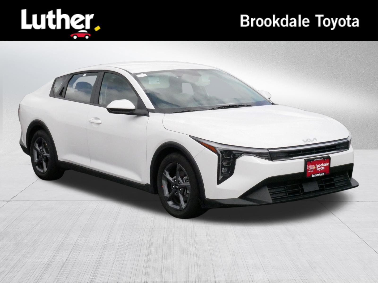 Used 2025 Snow White Pearl Kia LXS image 1