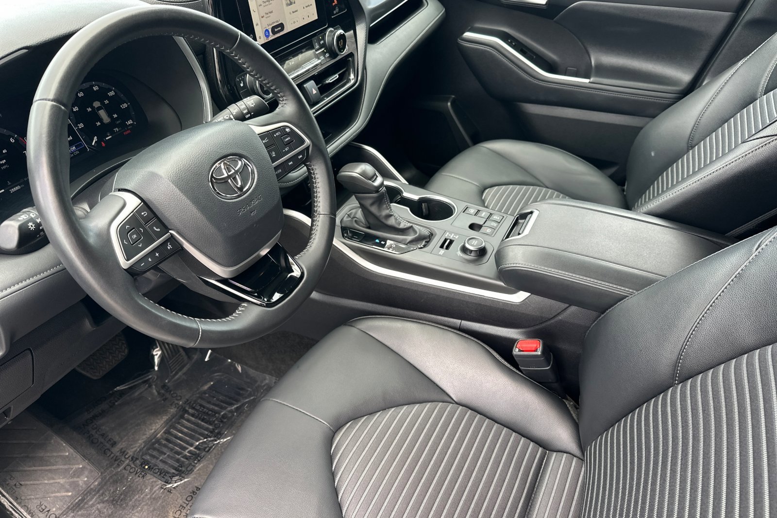 2025 Toyota Highlander LE - Photo 9