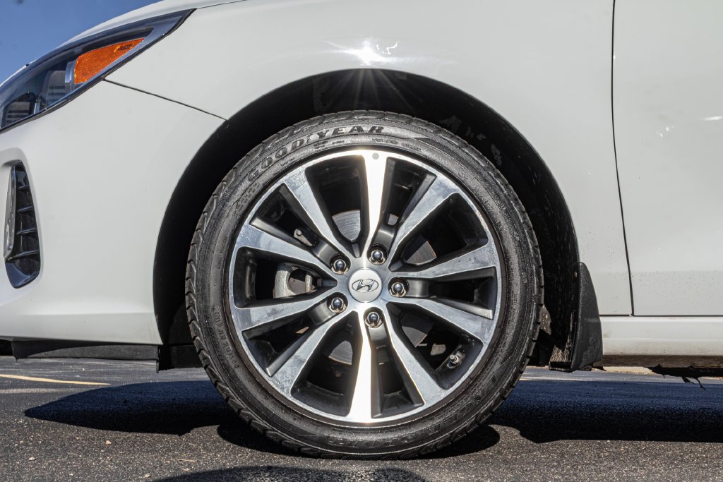 Used 2018 White Hyundai Base image 35