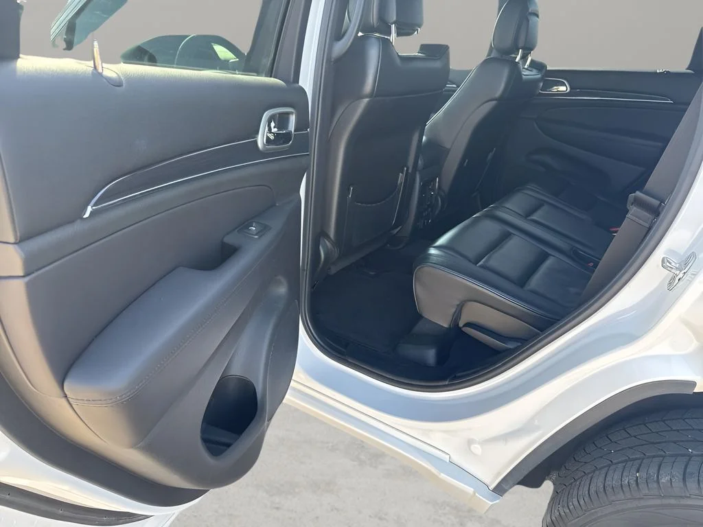 Used 2018 Ivory 3-Coat Jeep Overland image 13