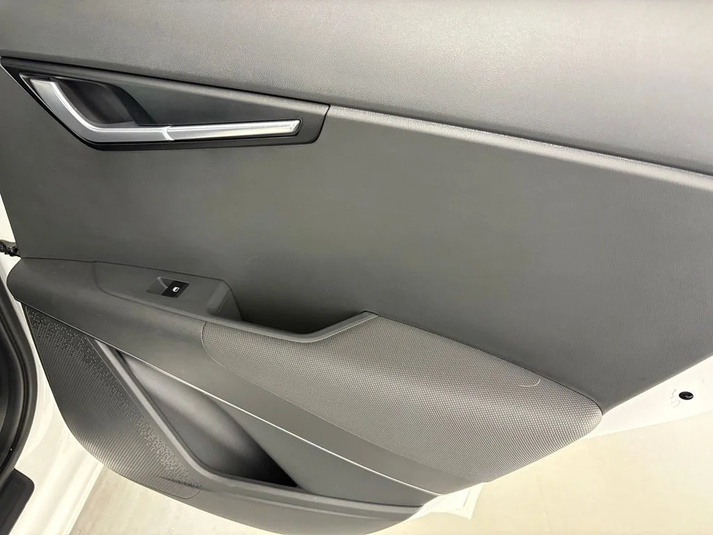 Used 2023 White Kia Wind image 40