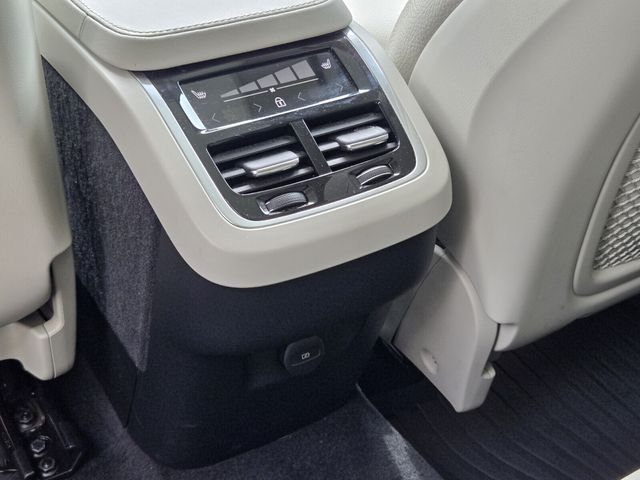 Used 2023  Volvo B6 Plus 7-Seater image 15