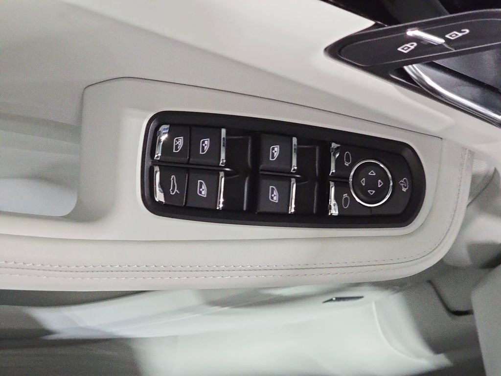 2026 Porsche Macan T - Photo 21