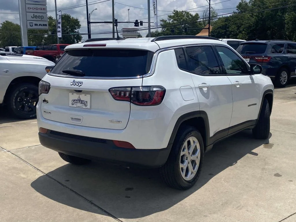 Used 2024 White Jeep Latitude image 10