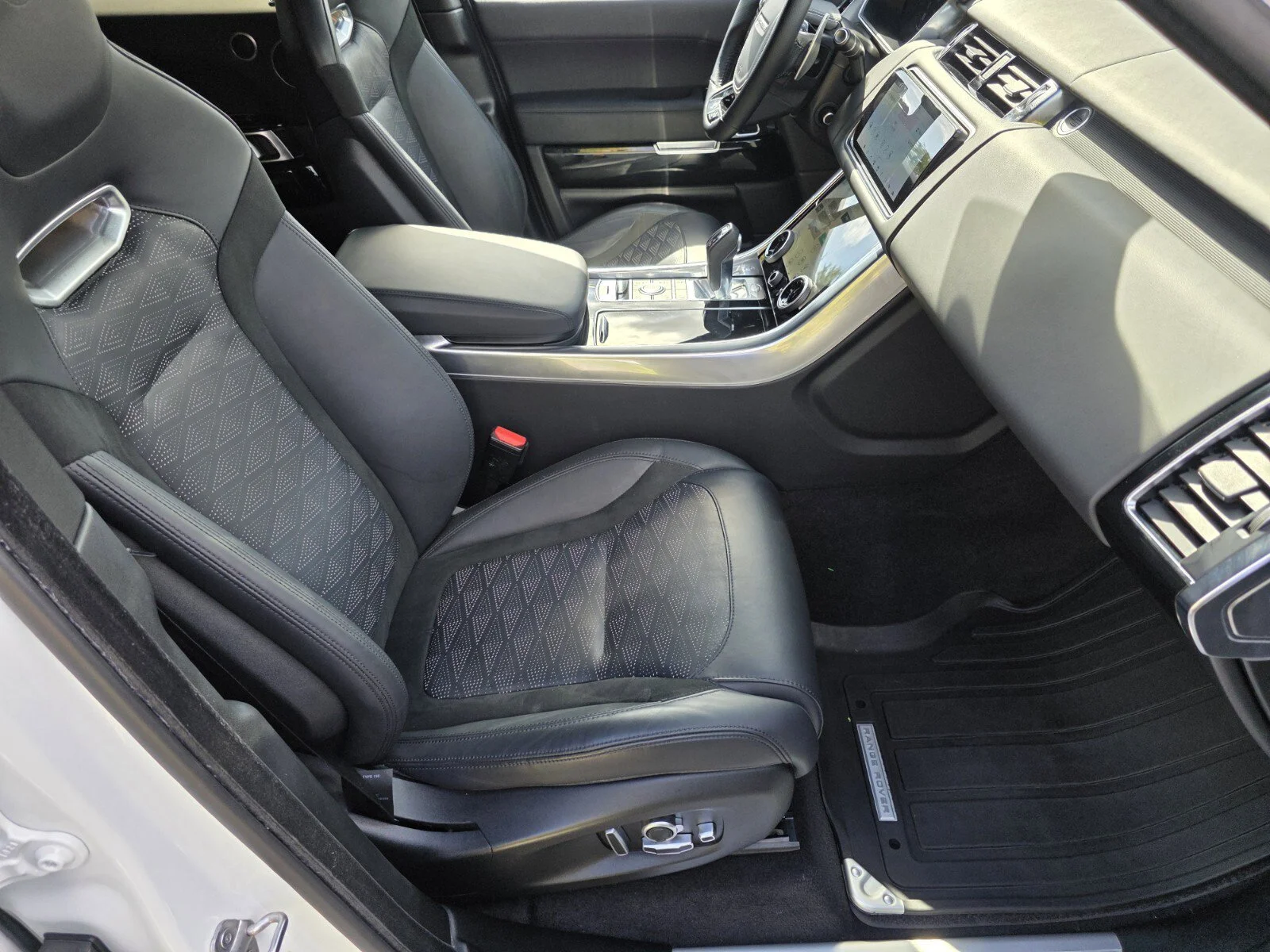 Certified Used 2022 Fuji White Land Rover SVR image 3