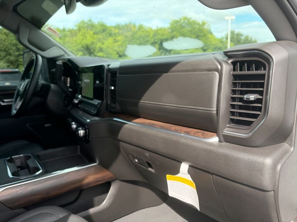 Used 2025 White GMC SLT image 30