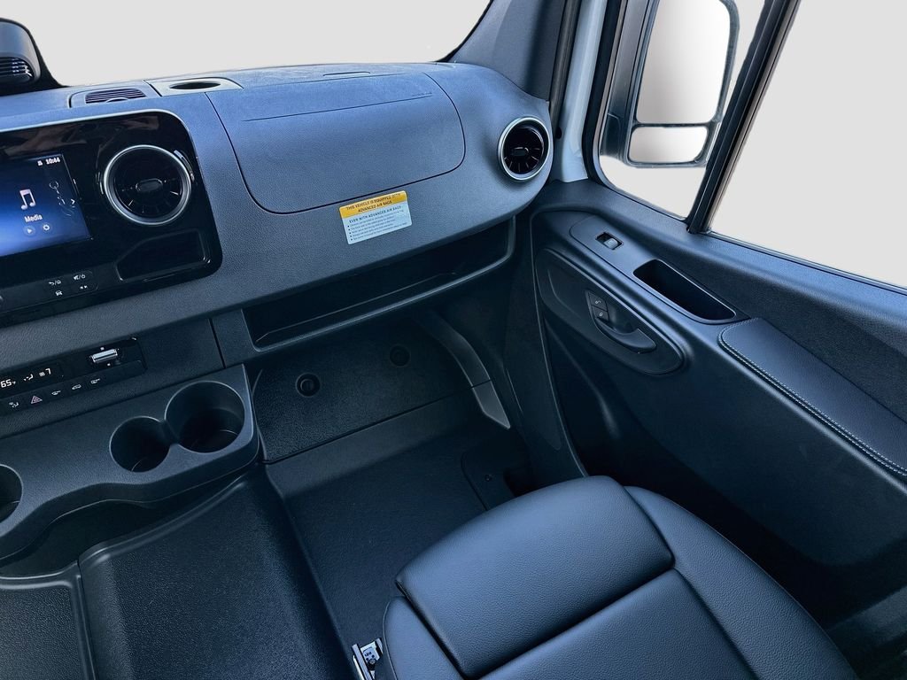 New 2026 Arctic+White Mercedes-Benz Crew 144 WB image 22