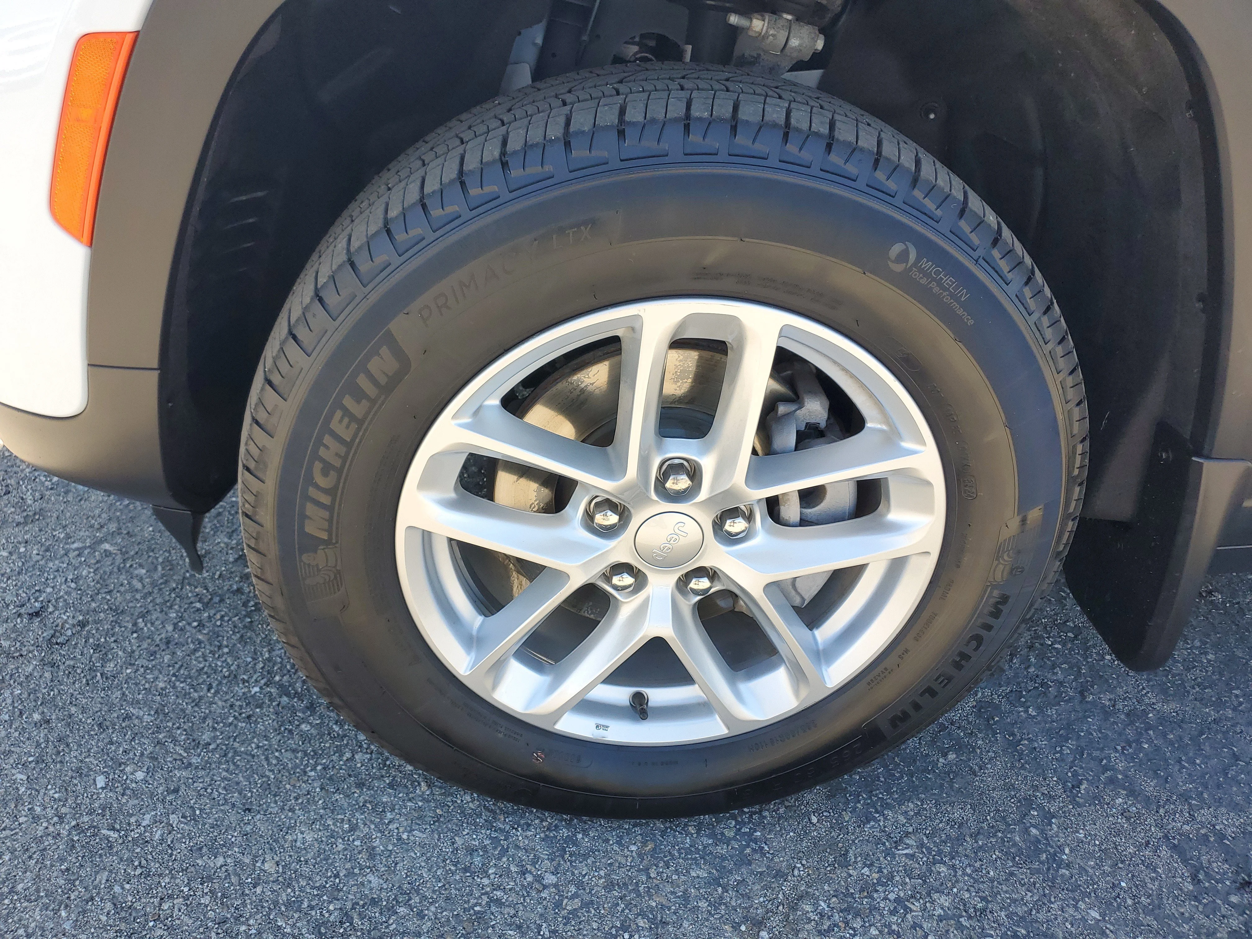 Used 2025 White Jeep Laredo X image 11