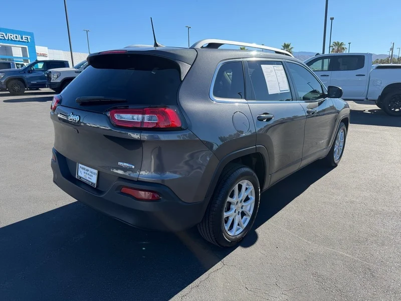 Used 2017 Granite Crystal M Jeep Latitude image 3