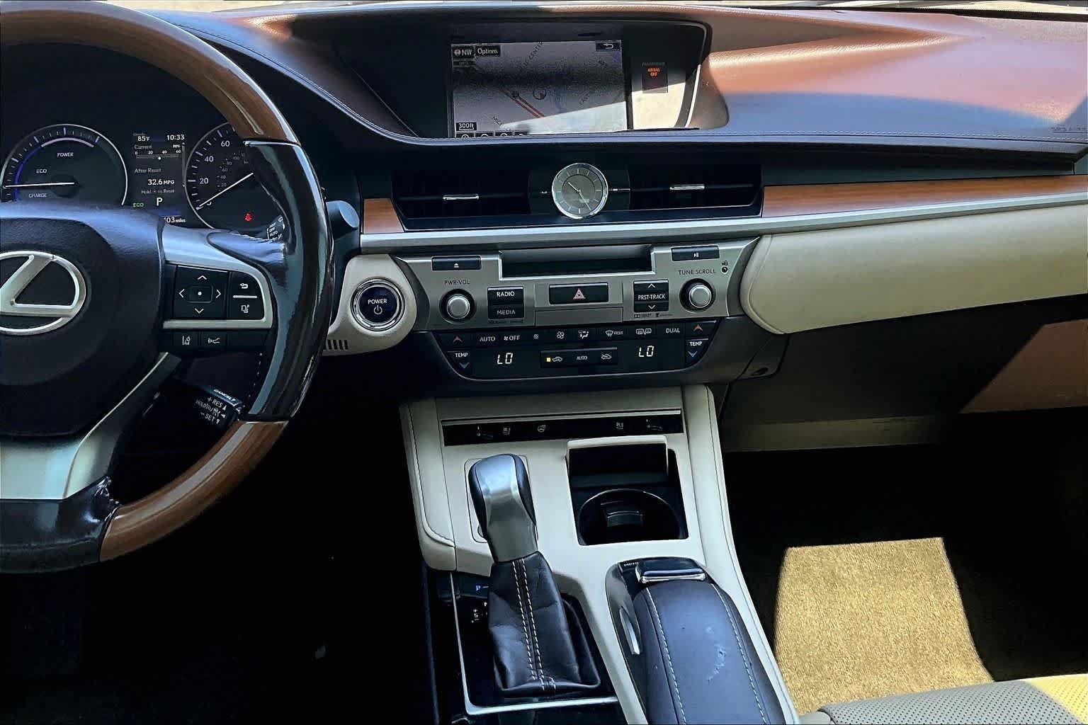 Used 2016 Eminent White Pearl Lexus Hybrid image 6