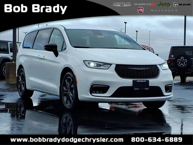 2026 Chrysler Pacifica Select's photo