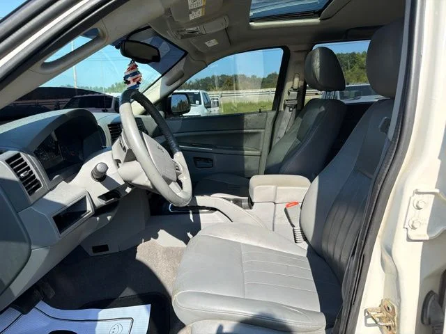 Used 2005 White Jeep Laredo image 16