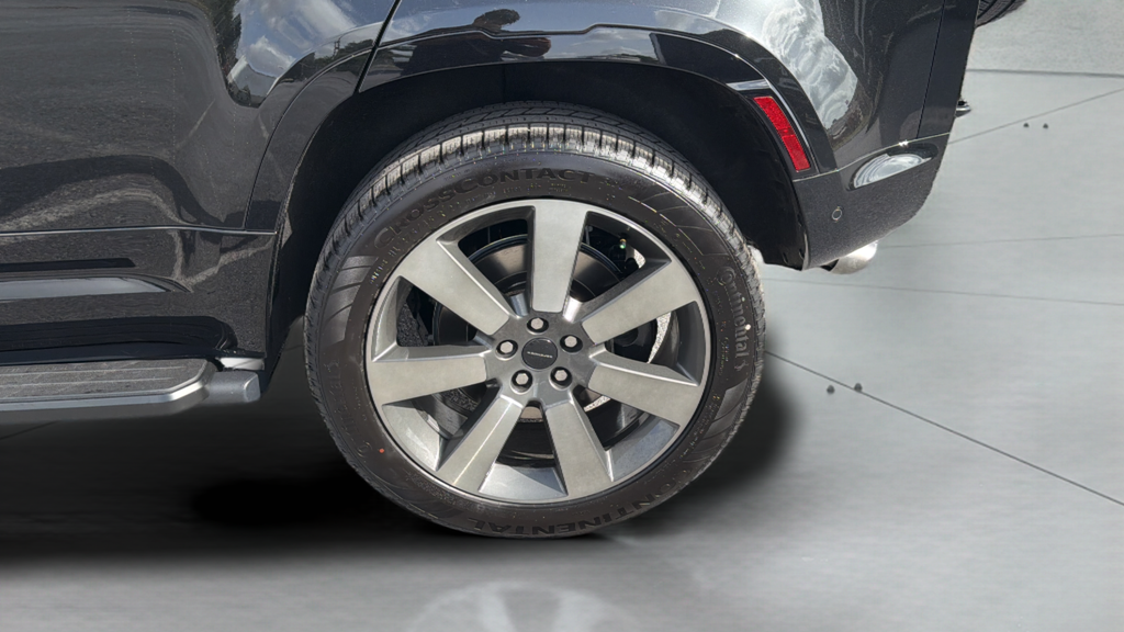 New 2026 Santorini Black Land Rover V8 image 16