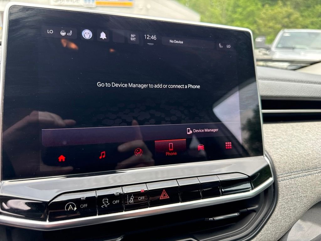 Used 2022 Silver Jeep Latitude image 29
