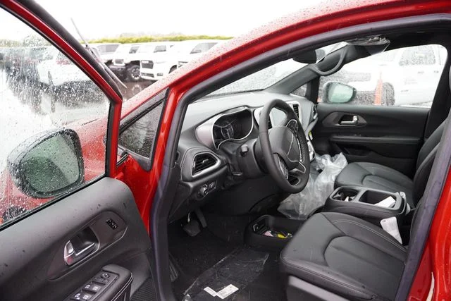 New 2026 Red Hot Pearl-Coat Exterior Paint Chrysler Select image 10