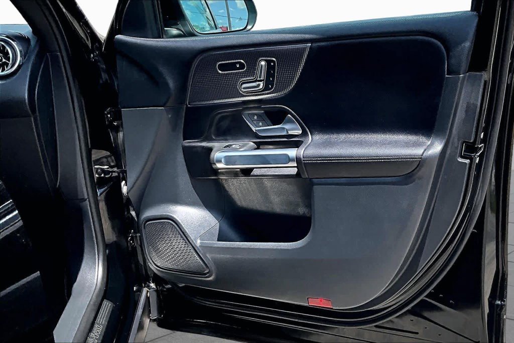 Used 2023  Mercedes-Benz GLB 250 image 27