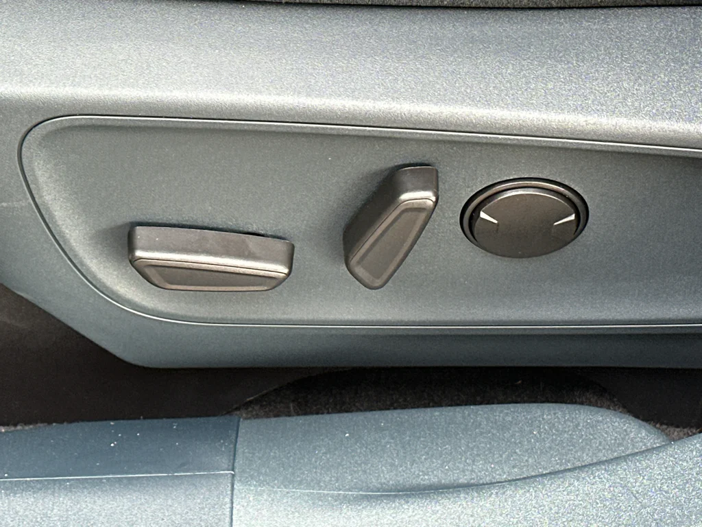 New 2026 Space White Metallic Ford XLT image 30