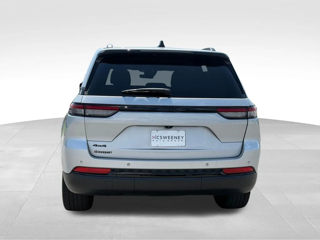 Used 2023 Silver Jeep Altitude X image 25