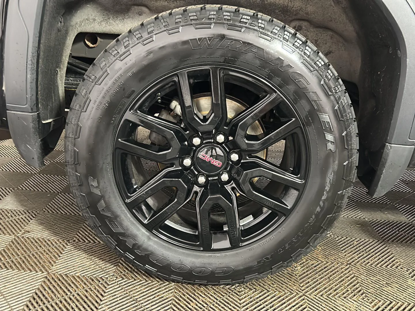 Used 2024 Onyx Black GMC Elevation image 2